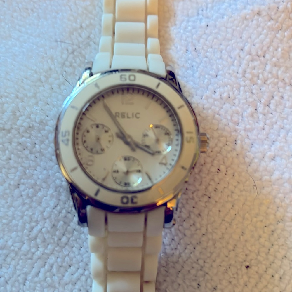 Relic brand women’s white rubber band watch. Just needs battery.